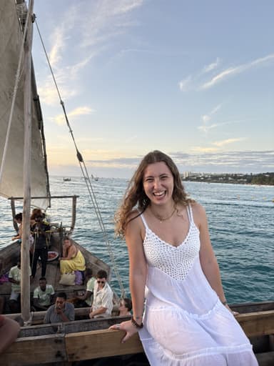 Chloe Bloom — UGC Creator on Pitchlo